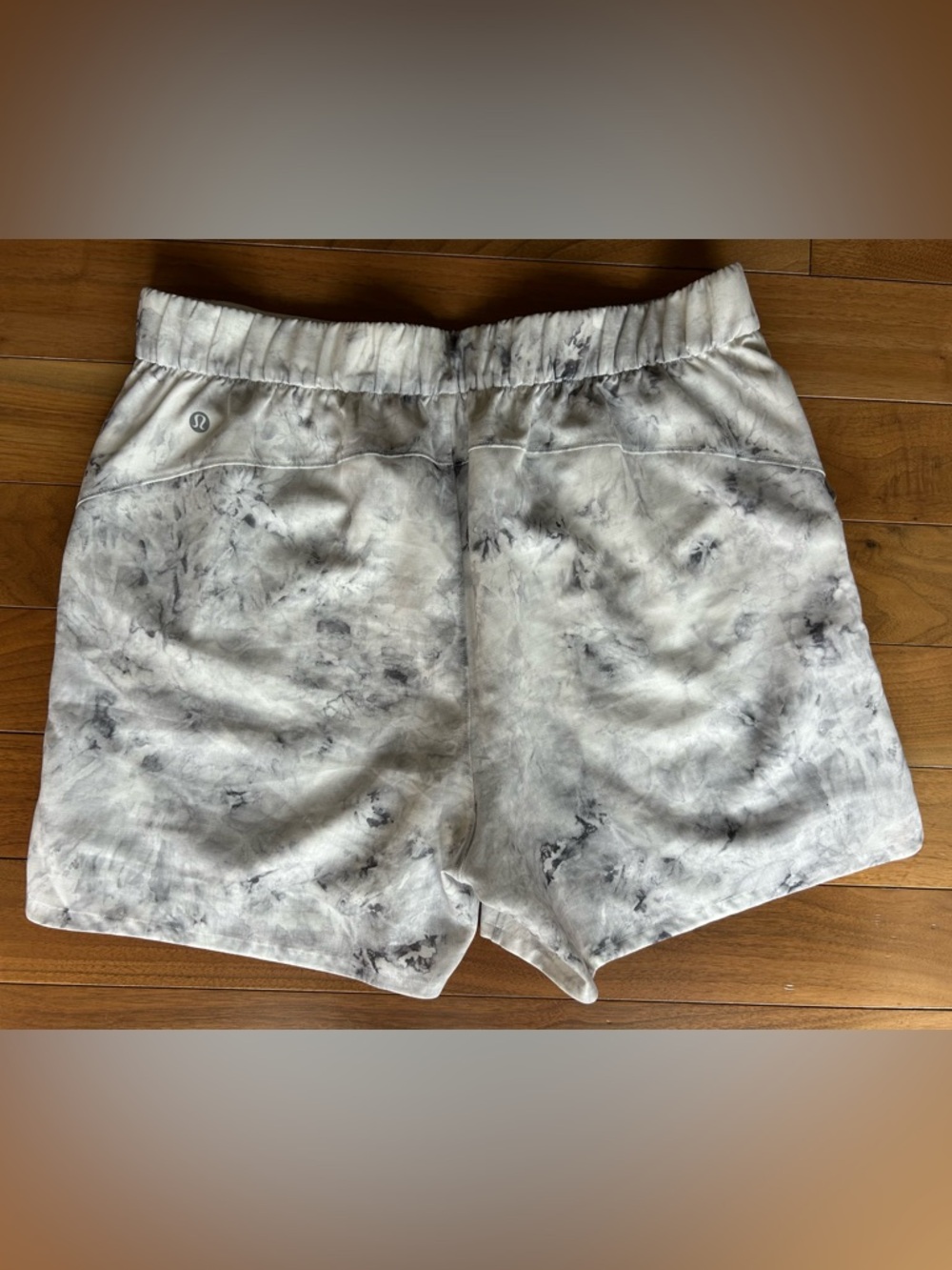 🍋Lululemon Lightweight 4.5” Inseam Shorts Size 10